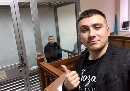 Сергей Стерненко в зале суда, где на него смотрит его нападающий — Абзал Баймукашев