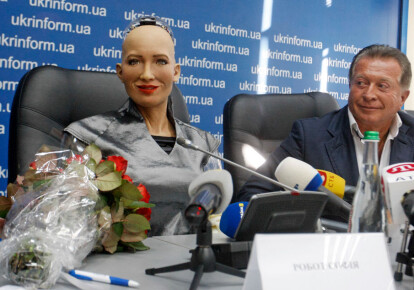 Робот София на пресс-конференции в Киеве. Фото: Getty Images