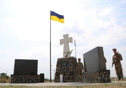 На КПВВ "Каланчак" открыли памятный знак "Слава Украине! Героям слава! Крым — это Украина!"