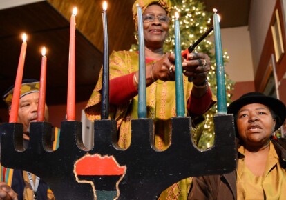 Зажигание свечей - одна из основных традиций праздника Кванзаа