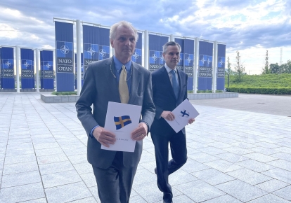 Посол Финляндии при НАТО Клаус Корхонен и посол Швеции Аксель Вернгоф;
