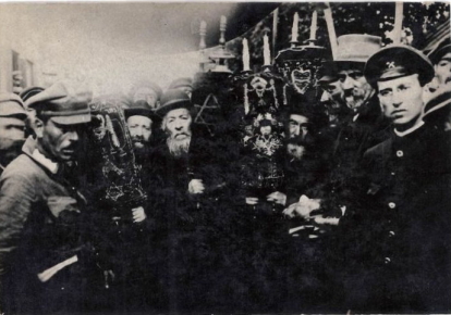 Єврейська делегація з Торою вітає Головного Отамана військ УНР Симона  Петлюру