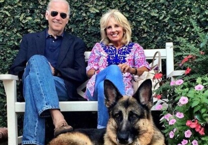 Джо и Джилл Байден с собакой