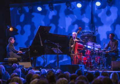 Чик Кориа, Эдди Гомес и Брайан Блейд на джазовом фестивале в Челтенхэме