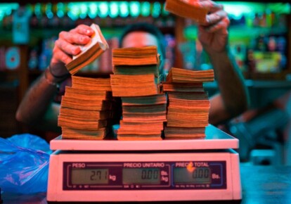 В Венесуэле деньги считают "на вес". Фото:: Manaure Quintero/Bloomberg