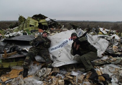 Российские боевики на фоне обломков сбитого самолета рейса МН17