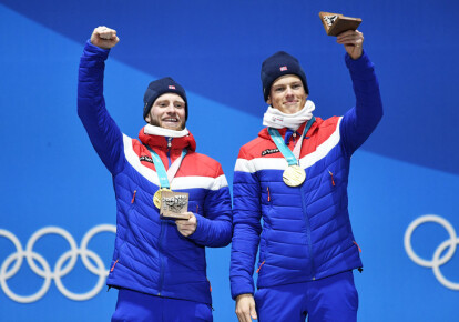 Норвезькі лижники Мартін Йонсруд Сундбю і Йоханнес Клебо, що завоювали золоту медаль в командному спринті вільним ходом. Лижниця Маріт Бьорген завоювала в загальній складності 14 олімпійських нагород. Фото: EPA/UPG