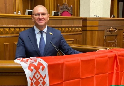 Евгений Шевченко с государственным флагом Беларуси в Верховной Раде