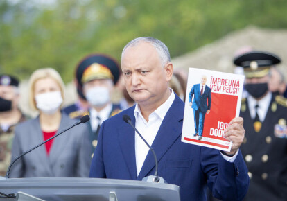 Виконуючий обов'язки президента Молдови Ігор Додон демонструє передвиборчу програму під час початку своєї виборчої кампанії