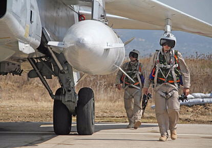 Российский экипаж Су-24 готовится к вылету. Авиабаза Хмеймим, Сирия