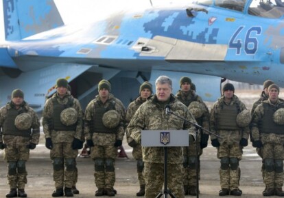 Порошенко заявил о переброске боевых частей ВСУ на опасные участки границы с РФ
