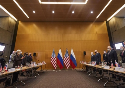 Представники США та Росії під час зустрічі у Женеві 10 січня 2022 р.