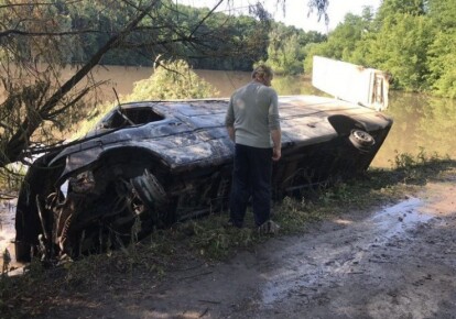 В Винницкой области в реку упал автомобиль с химикатами. Фото: facebook.com / Євгеній Жуков
