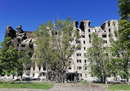 Зруйнований будинок у Сєвєродонецьку