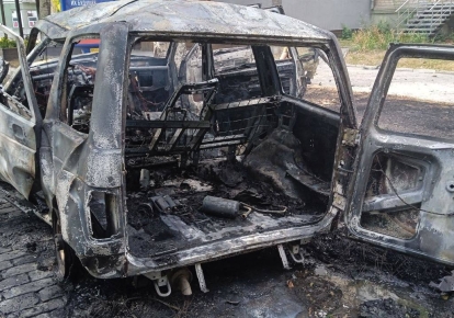 Сгоревшее в результате взрыва авто коллаборанта Артема Бардина