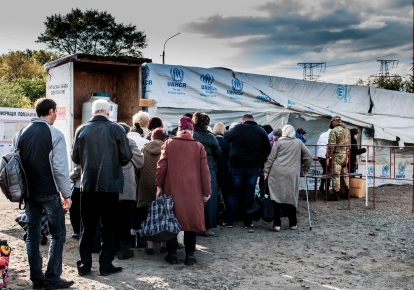 Очередь за гуманитарной помощью на оккупированном Донбассе. Фото: Роберто Малдено