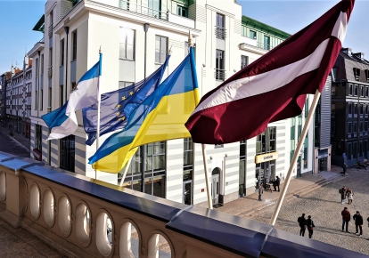 На здании мэрии Риги установили флаг Украины