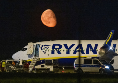 Федеральная полиция проверяет самолет после внеплановой посадки самолета Ryanair в столичном аэропорту Берлина BER