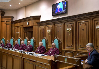 Новоизбранные судьи Конституционного суда Ирина Завгородняя и Олег Первомайский приняли сегодня присягу