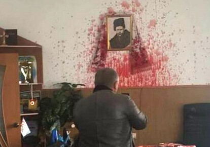 Невідомі активісти облили кров'ю мера міста Гнівань Вінницької області Володимира Кулешова, увірвавшись в його робочий кабінет