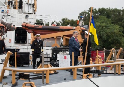 Петр Порошенко во время посещения базы Береговой охраны США "Балтимор" в рамках рабочего визита в США заявил, что Украина является де-факто восточным флангом НАТО и подчеркнул чрезвычайную важность передачи 2 патрульных катеров береговой охраны