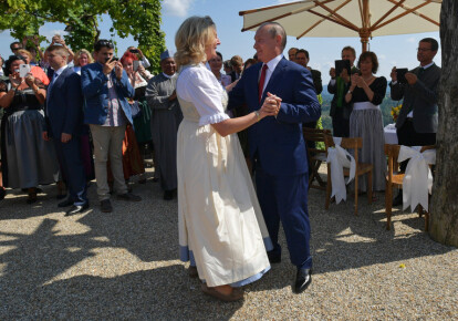 Министр иностранных дел Австрии Карин Кнайсль не жалеет о том, что пригласила на свадьбу президента России Владимира Путина. Фото: ЕРА