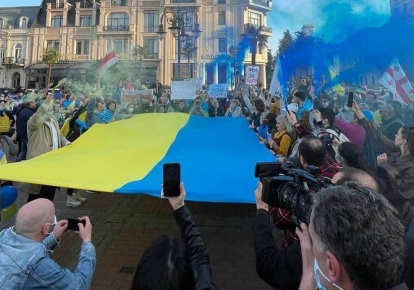 грузинском Батуми на митинге развернули большой флаг Украины