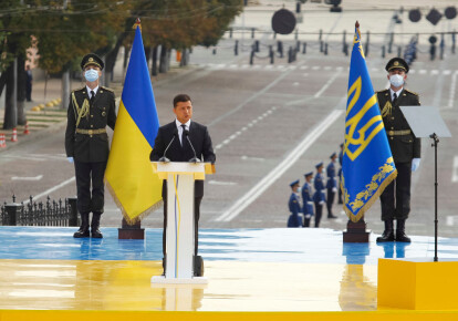 Владимир Зеленский выступает по случаю Дня Независимости Украины / Getty Images