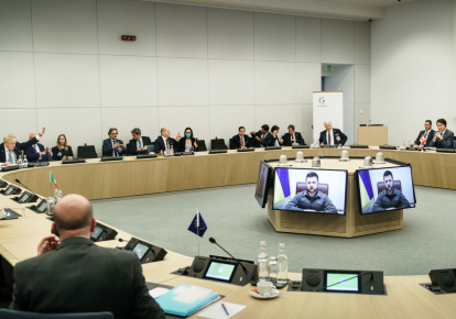 Участники саммита НАТО по вопросу о вторжении России в Украину смотрят видеовыступление Владимира Зеленского, в штаб-квартире альянса в Брюсселе, 24 марта 2022 г.