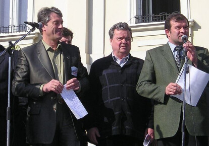 Балога і Віктор Ющенко на мітингу 16 квітня 2004 р. напередодні виборів міського голови в Мукачевому