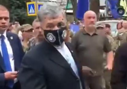 Петр Порошенко после нападения/скриншот с видео