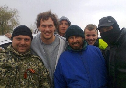 Андрей Пятов фотографируется с боевиками "ДНР". Фото: соцсети