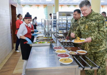 Петро Порошенко пообідав у їдальні Международнго центру миротворчості та безпеки у Львівській області