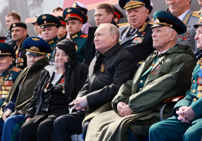 Президент РФ Владимир Путин на параде к 9 мая