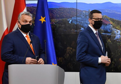 Прем'єр-міністр Угорщини Віктор Орбан і прем'єр-міністр Польщі Матеуш Моравецький під час дводенного саміту ЄС в Брюсселі 10 грудня 2020 р.