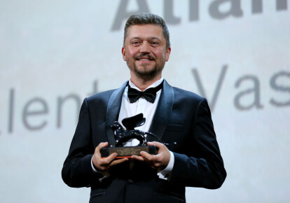 Валентин Васянович з нагородою за кращий фільм під час 76-го Венеціанського кінофестивалю