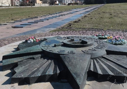 У Львові на Марсовому полі активісти розпочали демонтаж радянської зірки