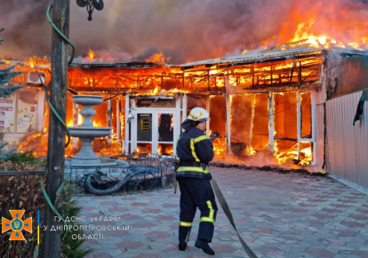 В Каменском на бульваре Строителей спасатели ликвидируют масштабный пожар на площади 700 м², погибших и пострадавших нет;