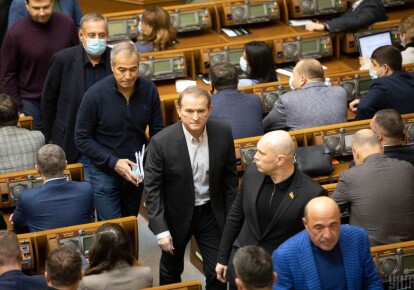 Виктор Медведчук ( в центре) на заседании Верховной Рады