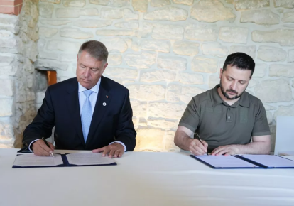 Президент Румынии Клаус Йоханнис и президент Украины Владимир Зеленский подписывают декларацию