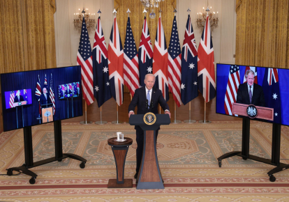 Президент США Джо Байден во время онлайн-брифинга с премьерами Великобритании Борисом Джонсоном и Австралии Скоттом Моррисоном объявляет о создании нового оборонного альянса Aukus