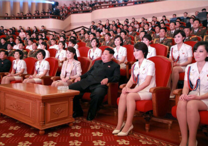 Лидер КНДР Ким Чен Ын с супругой и участницы  группы Moranbong. Фото: EPA/UPG