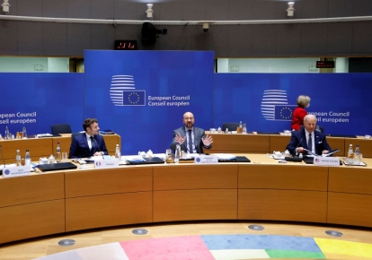 Еммануель Макрон, Шарль Мішель та Джо Байден під час саміту Євросоюзу у штаб-квартирі ЄС у Брюсселі