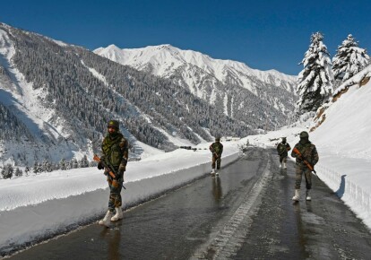 Солдати індійської армії патрулюють терріторіію, що межує з Китаєм, 28 лютого 2021 р.