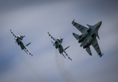 У період з 2015 по 2020 р. французькі компанії постачали Росії військове обладнання, у тому числі навігаційні системи TACAN (Thales), встановлені на Су-30 та МіГ-29.