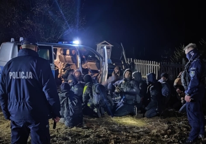 Декілька десятків мігрантів із Білорусі, яким вдалося перейти державний кордон у районі Біловежі, затримали;