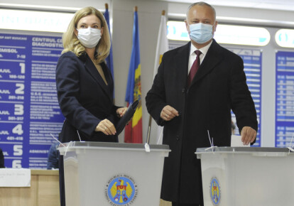 Президент Молдови Ігор Додон і його дружина Галина Додон проголосували на виборчій дільниці на президентських виборах 2020 року в Кишиневі, Молдова, 1 листопада 2020 року
