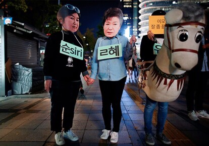 Учасники протесту в Сеулі в масках Пак Кин Хе і Чхве Сун Силь. Фото: uinp.info
