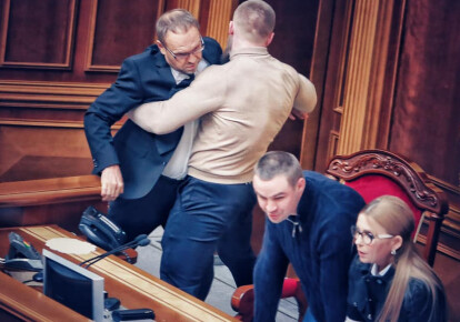 В президиуме парламента произошла потасовка. Фото: Ян Доброносов/Верховная Рада