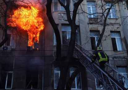 В Одесі горить коледж економіки, права та готельно-ресторанного бізнесу. Фото: dumskaya.net